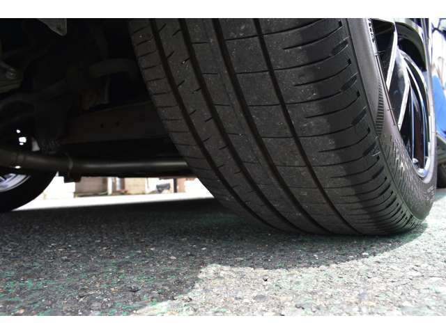 タイヤは225/45-18　2020年製ダンロップタイヤになります。タイヤの山は4分山程になります。お安く新品交換も賜ります。ぜひご相談ください。