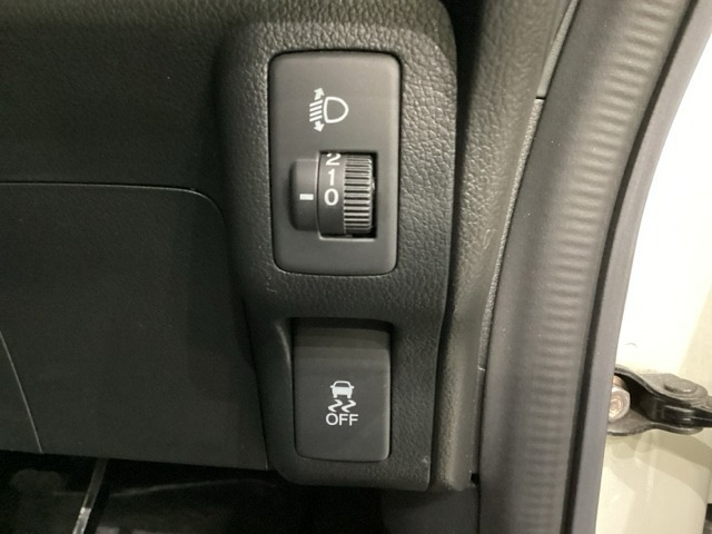 ハンドルの右側にはヘッドライトレベライザーとVSA（ABS＋TCS＋横滑り抑制）の解除スイッチがついています。ヘッドライトレベライザーは道路状況や積荷の加重に応じてライトの高さを調節できます。