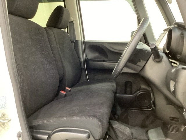 女性でも運転がしやすいように、シートの高さ調整機能（シートリフター）がついています。運転席と助手席の間が空いている為、助手席側への移動がスムーズです。交通量の多い道でも助手席側から乗り降りができます。