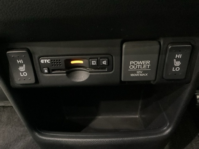 前席の左右別々のシートヒータースイッチが付いています。HiとLoの2段階で温度設定ができます。　スイッチの間にはアクセサリーソケットとETCがついており、高速道路の料金所の通過も楽々です！