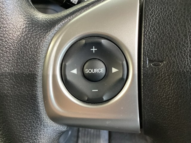 ステアリングスイッチがついていますので、オーディオのチャンネル変更、ボリューム、ジャンル変更が操作可能です。ハンドルから手を離さず安全に操作できます。