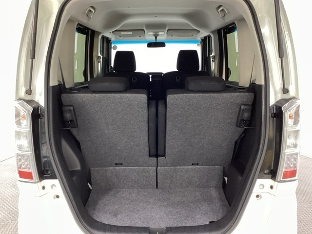 開口部も広く荷物の積み下ろしもしやすいお車となっております。シートの背もたれは5：5の割合で分割して可倒できるので、長いお荷物などを載せることもできます。
