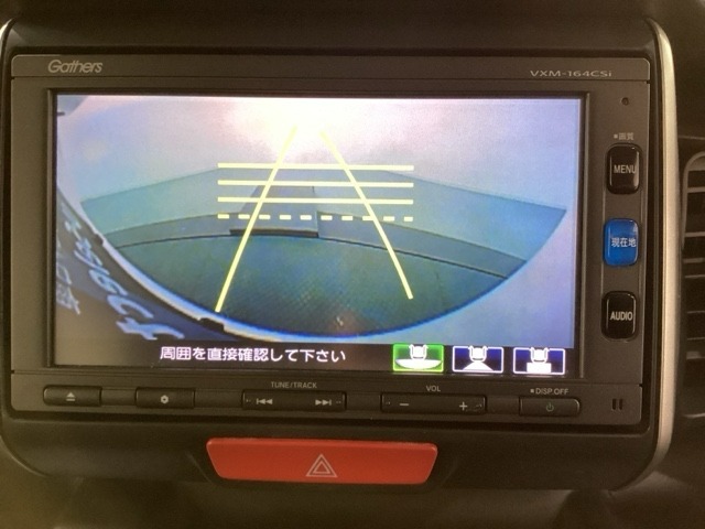 バックでの車庫入れも安心です！　リアカメラが付いているバックモニター付のナビを装備しております。操作線もついており距離感も画面から確認できます。