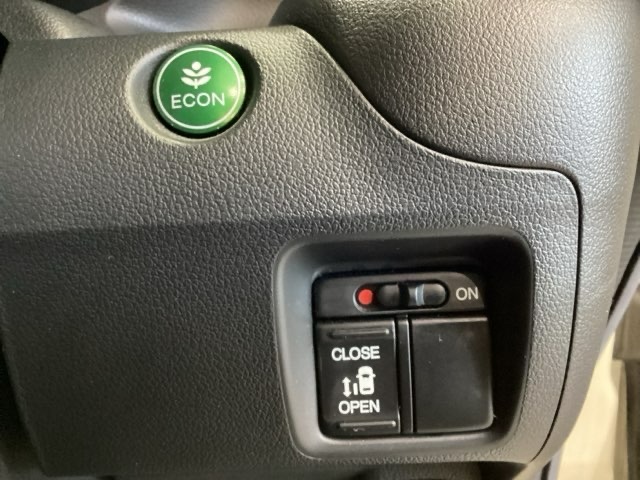 左側電動スライドドアは運転席からでも操作ができるように、ハンドル付近に開閉の操作スイッチが付いています。燃費に役立つECONボタンもここです。
