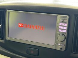 【純正ナビ】人気の純正ナビを装備。オーディオ機能も充実しており、Bluetooth接続すればお持ちのスマホやMP3プレイヤーの音楽を再生可能！毎日の運転がさらに楽しくなります！！
