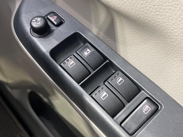 【電動格納ミラー】サイドミラーは電動格納式となっており、狭い駐車場でもキズがつくリスクを抑えられます。