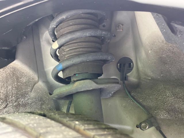 お車を安心してお乗りいただく為には、足回りの定期点検が欠かせません。サービスサポート（有償保証）では無料点検もご提供しており、安心のカーライフをお過ごしいただけるサポート体制が整っています。