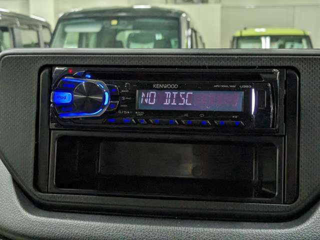 【社外CDオーディオ】　こちらのお車はCDデッキがついてます！音楽を聴いて楽しいドライブはいかがでしょうか？
