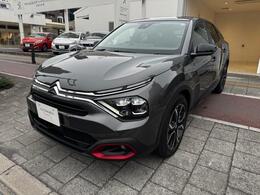 シンボルの「ダブルシェブロン」が組み込まれたフロントフェイス。