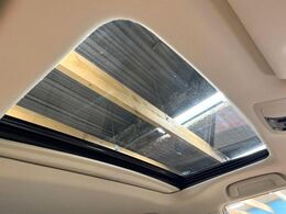 【サンルーフ】開放感たっぷりの希少装備、サンルーフが装着されています！車内に明かりを取り入れたり景色を楽しむ以外にも、車内の空気も簡単に換気できて快適です！