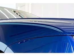 Rolls-Royceの厳密で水平なコーチラインは均一して4mmであるように描かれております。
