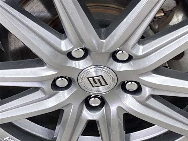 かっこいいホイールですね。　車のイメージを大きく左右するホイール部分はコダワリを持ちたいですね
