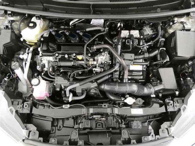 【エンジンルーム】・・・内外装だけでなくこちらもクリーニング済み。　納車までにもう1度しっかり点検いたしますので、安心してお乗りいただけると思います。