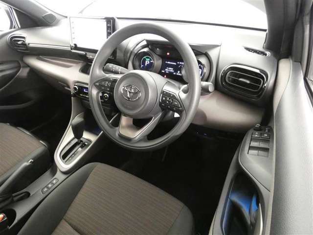 【運転席まわり】・・・ハンドルやシートなども隅々までクリーニング済み。キレイな車内でドライブがより一層快適にお楽しみいただけると思います。