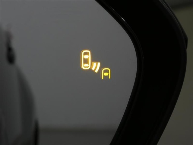 【BSM（ブラインドスポットモニター）】・・・隣の車線を走る車両をレーダーで感知。車両を感知するとドアミラーに搭載されたLEDインジケーターが点灯。
