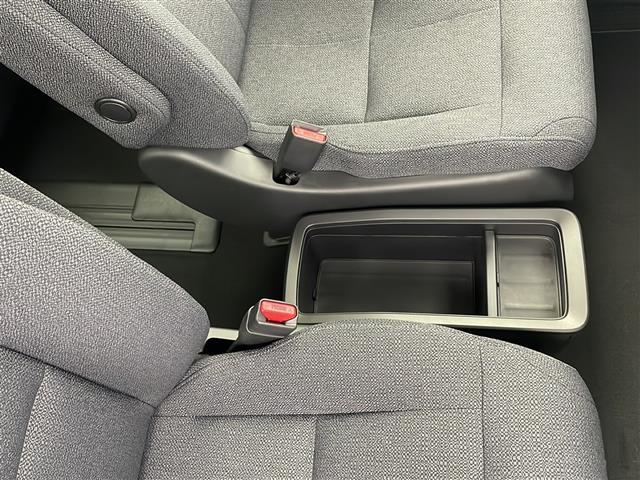 【運転席】座り心地が良いシートなので長時間の運転でも快適にお過ごしいただけます。新品のフロアマットのご注文も可能です。掲載箇所以外にご希望の写真がございましたらお気軽にお問い合わせ下さい。