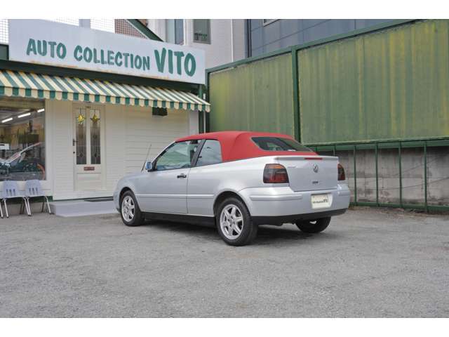 左斜後方、新品ソフトトップ（赤キャンバス地）