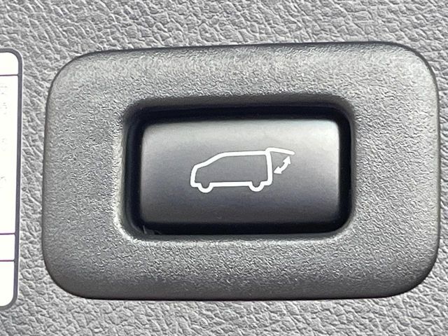 【パワーバックドア】スマートキーや運転席のボタンを押すだけでリアゲートが自動で開閉します！荷物を持っている時や、高い位置にあるバックドアを閉める際に便利な機能です♪