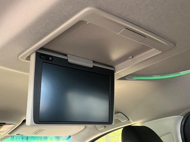 【フリップダウンモニター】大画面モニターで後席でもエンタメをお楽しみいただけます。小さなお子様にも大人気の装備です♪