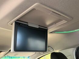 【フリップダウンモニター】大画面モニターで後席でもエンタメをお楽しみいただけます。小さなお子様にも大人気の装備です♪