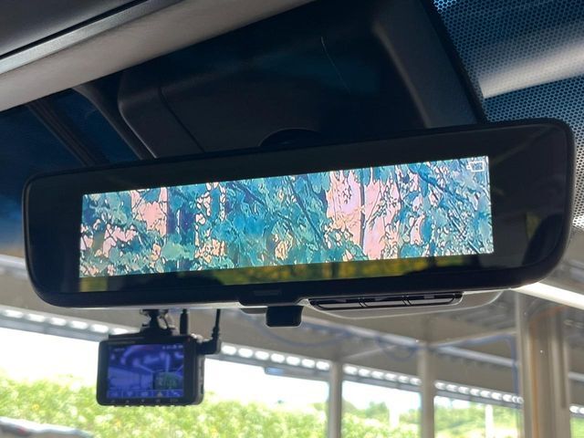 【デジタルインナーミラー】後席の大きな荷物や同乗者で後方が確認しづらい時でも安心！カメラが撮影した車両後方の映像をルームミラー内に表示。クリアな視界で状況の確認が可能です！
