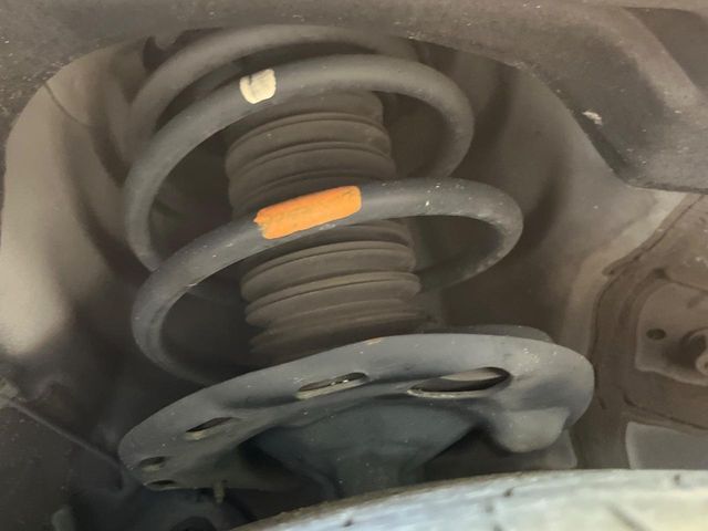 お車を安心してお乗りいただく為には、足回りの定期点検が欠かせません。サービスサポート（有償保証）では無料点検もご提供しており、安心のカーライフをお過ごしいただけるサポート体制が整っています。
