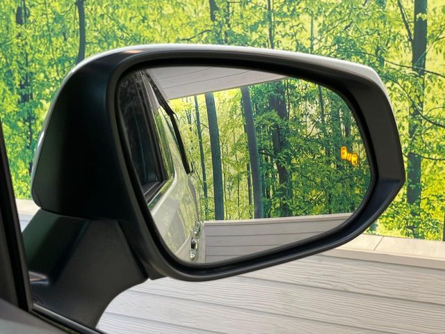 【ブラインドスポットモニター】走行中、ドアミラーの死角になりやすい箇所に後続車が接近するとサイドミラーのレンズに警告を表示！ドライバーに注意喚起をしてくれます。