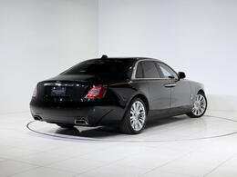 Rolls-Royceならではの「魔法の絨毯」のような乗り心地をお楽しみください。