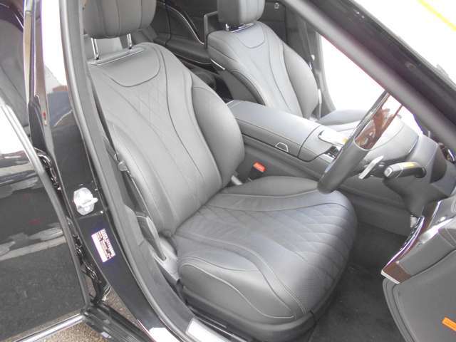 ブラックレザーシートに擦れや傷などもなく大変に綺麗です。禁煙車で内装抗菌クリーニン済みですので嫌な臭いなどございません。