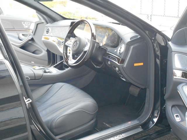 禁煙車で内装抗菌クリーニング済みですので嫌な臭いなどございません。シートに傷や擦れなどもなく大変に綺麗です。