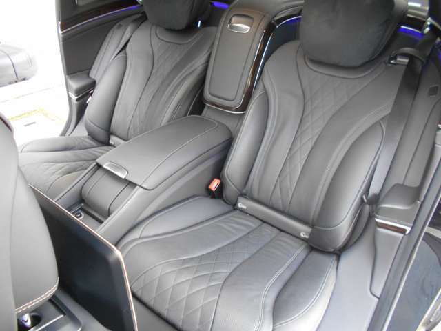 リアシート。シートバックにも傷や擦れなどもなく綺麗です。