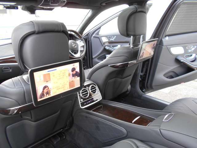 禁煙車で内装抗菌クリーニング済みですので嫌な臭いなどございません。シートに傷や擦れなどもなく大変に綺麗です。リアエンターテイメント、オットマンシート、リアテーブルを装備しています。