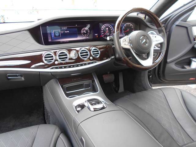 ハンドル、スイッチ類、レザーシートに擦れや傷、べたつきなどもなく大変に綺麗です。ウッドパネルも傷などもございません。シートヒーター、メモリー付き電動シートを装備しています。