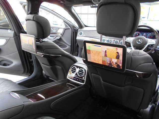 リアTVモニター、オットマンシート、シートヒーター＆エアーシート、クールBOX,リアテーブルを装備しています。