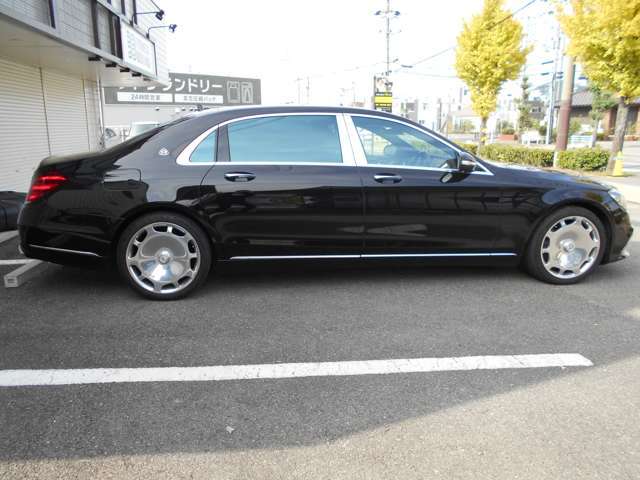 メンテナンスもよくできています。前オーナー様が大切にお乗りになられていたのがよく解るお車です。内外装共に、年月、走行距離を感じさせないぐらいコンデションの良いお車です。リア3面フィルム張り施行済みです