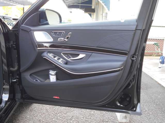 ドアのインナーパネルも傷などもなく綺麗です。