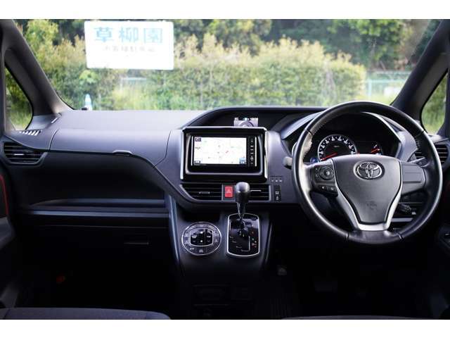 車内は広くおしゃれなデザインです。