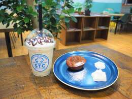 車検・点検のお客様にスイーツをお出ししています