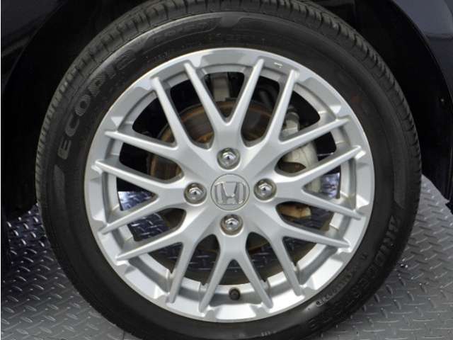 アルミホイール装着車です！これで足元まわりもおしゃれにきまります！
