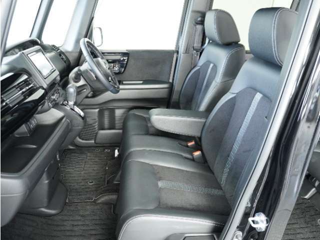 運転席と助手席は足元が繋がっているので自由に行き来しやすいので駐車場が狭いときでも助手席側からスムーズに乗り降りできて便利！