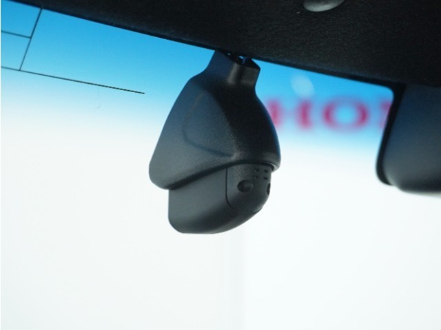 ◆ドライブレコーダー◆映像・音声などを記録する自動車用の装置です。　もしもの事故の際の記録はもちろん、旅行の際の思い出としてドライブの映像を楽しむことができます。