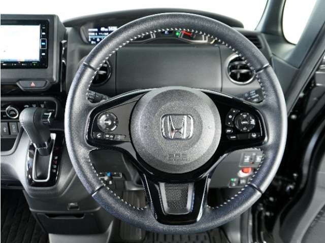 【Honda SENSING】 カメラ等装置で精度の高い検知能力を発揮、安全運転を支援します。ステアリング上のコントローラーに注目！