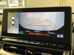 【パノラミックビューモニター】専用のカメラにより、上から見下ろしたような視点で360度クルマの周囲を確認することができます☆死角部分も確認しやすく、狭い場所での切り返しや駐車もスムーズに行えます。