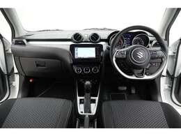 すっきりまとめられた視認性の良いインパネ周り。操作スイッチも使用しやすい位置に配置されています。