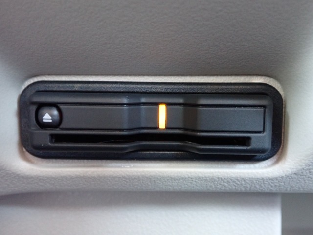 ■【ETC車載器】が装備されています。セットアップをしてお渡しとなり、ETCカードを差し込むだけで高速道路の利用が可能です。
