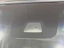 【スマートアシスト】走行中に前方の車両等を認識し、衝突しそうな時は警報とブレーキで衝突回避と被害軽減をアシスト。より安全にドライブをお楽しみいただけます。