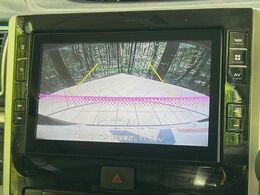 【バックカメラ】駐車時に後方がリアルタイム映像で確認できます。大型商業施設や立体駐車場での駐車時や、夜間のバック時に大活躍！運転スキルに関わらず、今や必須となった装備のひとつです！