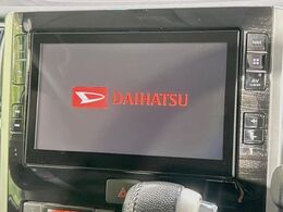 【純正ナビ】人気の純正ナビを装備しております。ナビの使いやすさはもちろん、オーディオ機能も充実！キャンプや旅行はもちろん、通勤や買い物など普段のドライブも楽しくなるはず♪