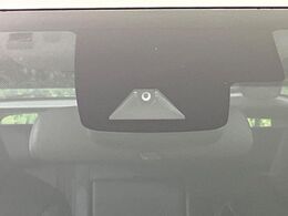 【プリクラッシュセーフティ】前方の車両等を検知し、衝突しそうな時は警報で注意を促し、ブレーキを踏む力をサポート。ブレーキを踏めなかった場合は衝突被害軽減ブレーキが作動、衝突回避をサポートします。