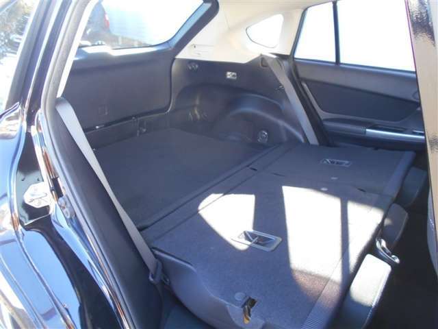 後席を倒せば、広々とした荷室になります！　大きなものもバッチリ入りますよ！！